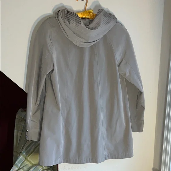 Gallery Light Gray Pleated‎ Hood Trench Coat LP - Picture 3 of 6